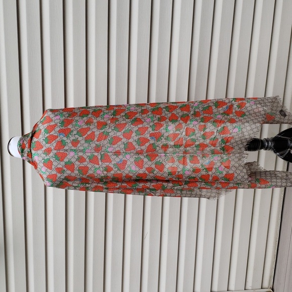 GUCCI LARGE LIGHTWEIGHT MONOGRAM GG STRAWBERRY SCARF SHAWL - Picture 3 of 10